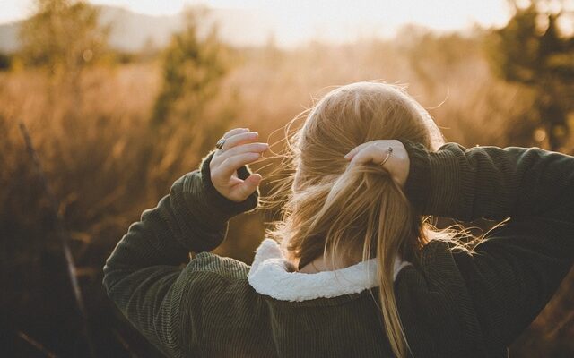 Glänzende haare leicht gemacht: Pflegeroutine für gesundes haar
